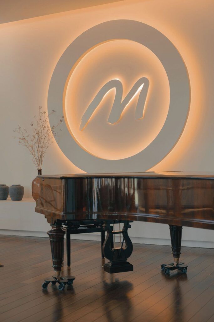 piano y logo de malates