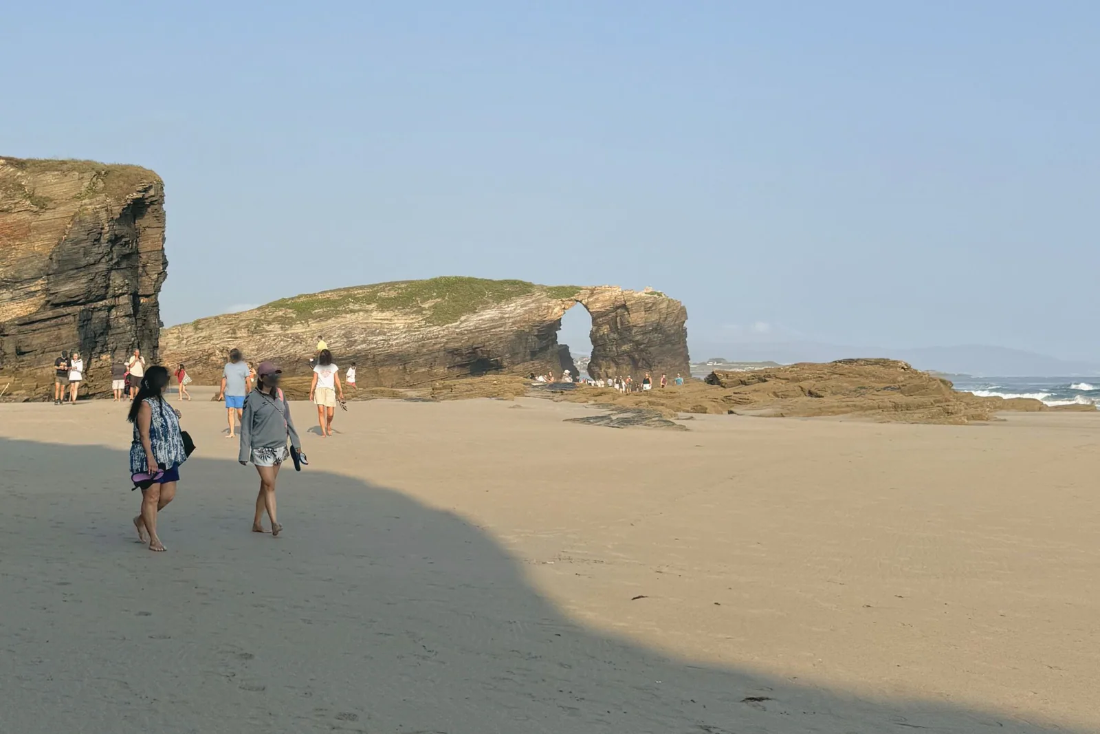 Arcos de la Playa de las Catedrales con marea baja en Ribadeo